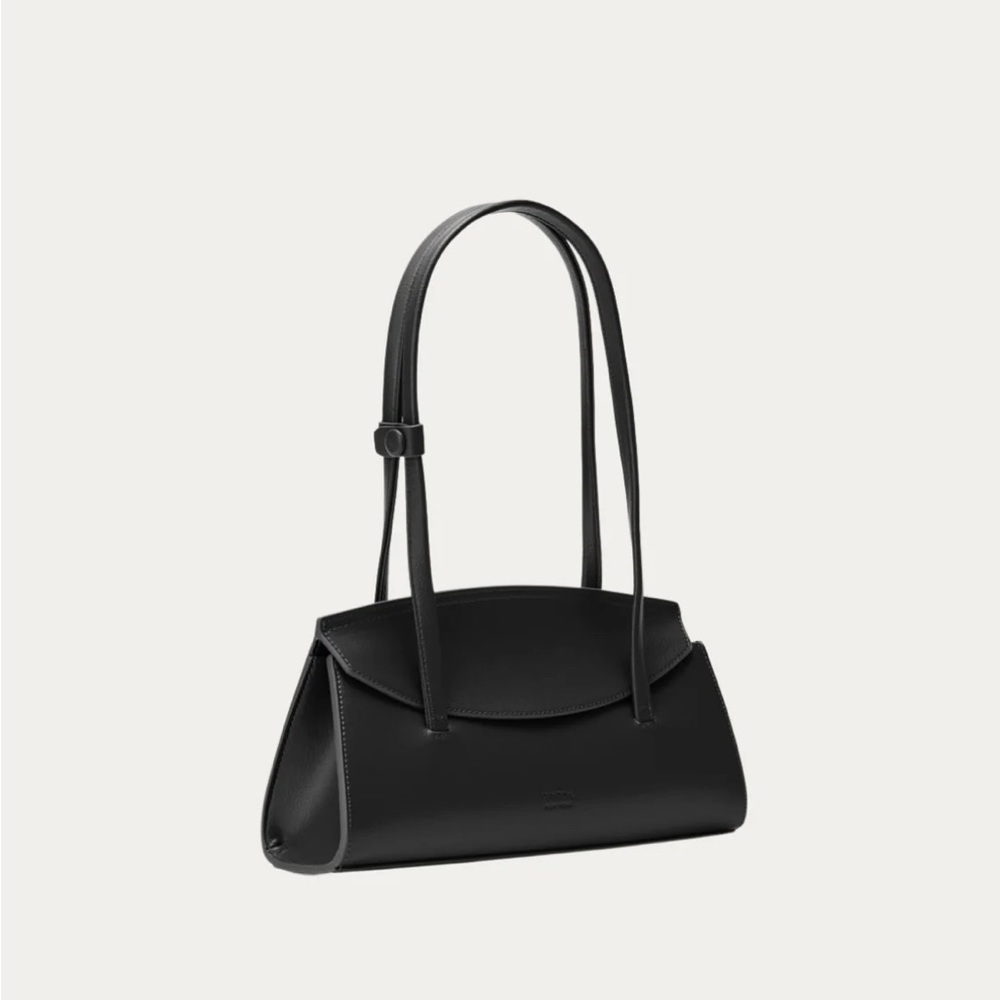 Sleek Black Leather Shoulder Bag with Adjustable Strap
